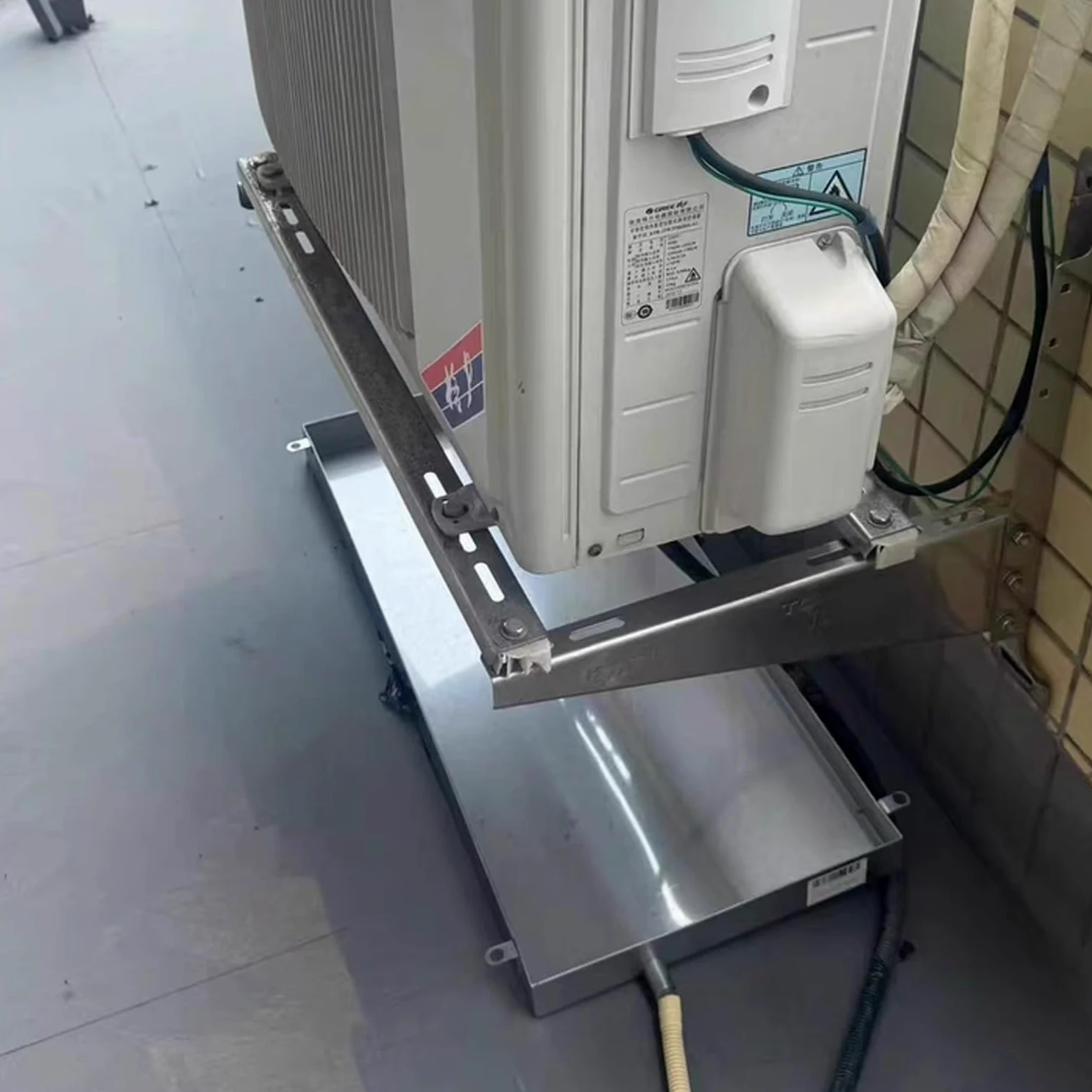 Vaschetta di scarico condensa AC in acciaio inox con tubo flessibile per la prevenzione delle perdite, compatibile con unità di condizionamento dell'aria