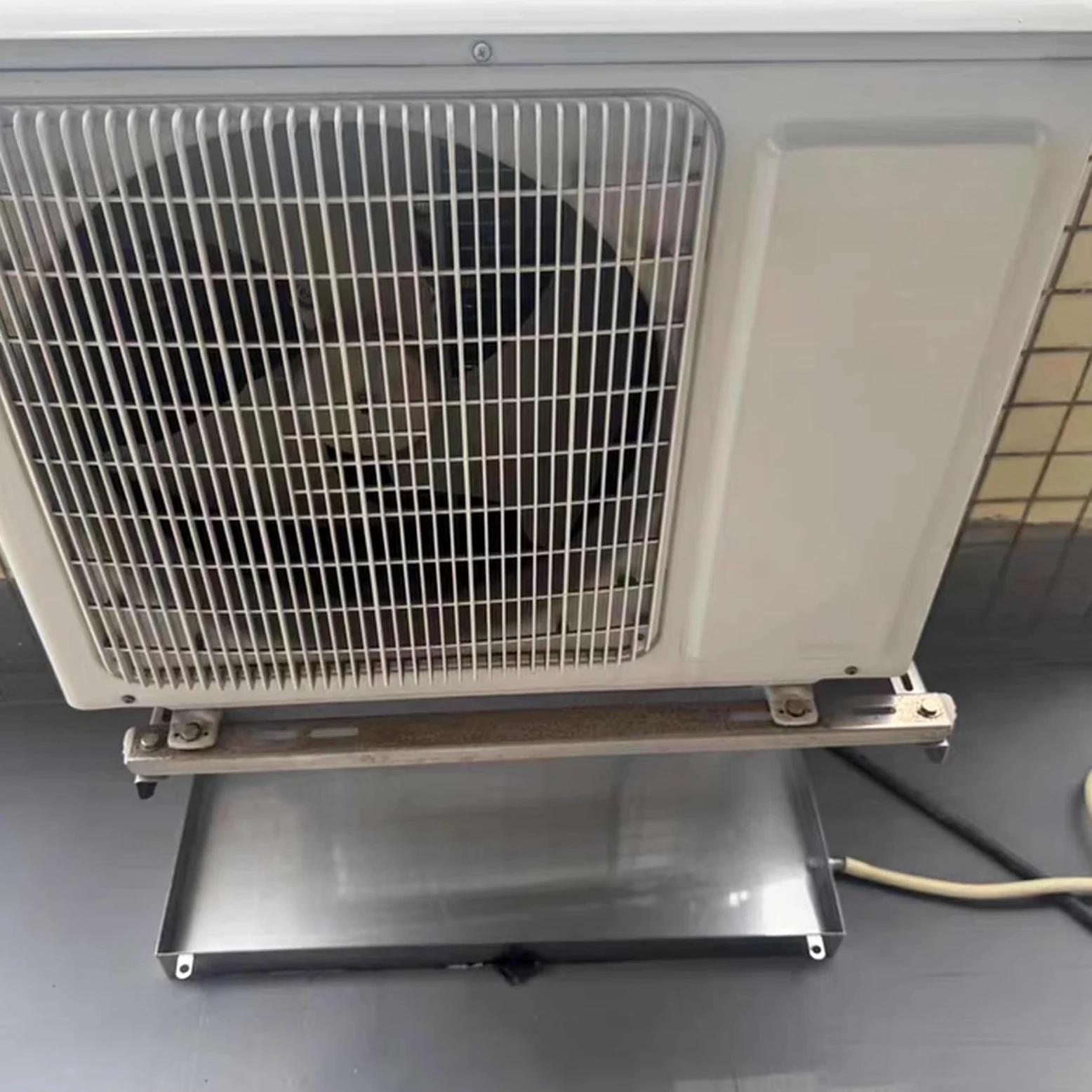 Vaschetta di scarico condensa AC in acciaio inox con tubo flessibile per la prevenzione delle perdite, compatibile con unità di condizionamento dell'aria