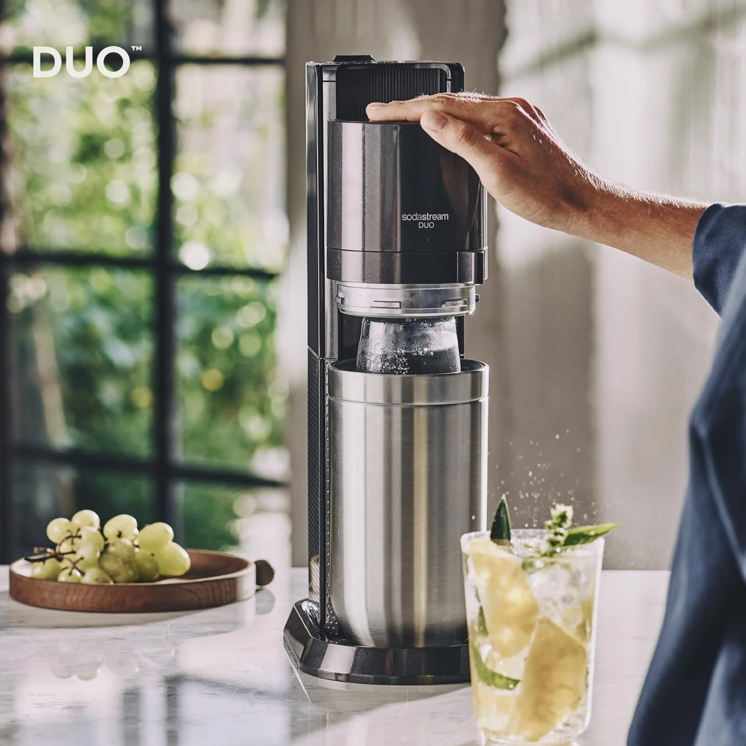 SodaStream Set di 2 bombole di vetro da 1 l, 2 bottiglie di vetro da 1 l, 2 bottiglie di plastica da 1 l, lavabili in lavastoviglie e portabottiglie sintico, altezza: 44 cm, colore: titanio