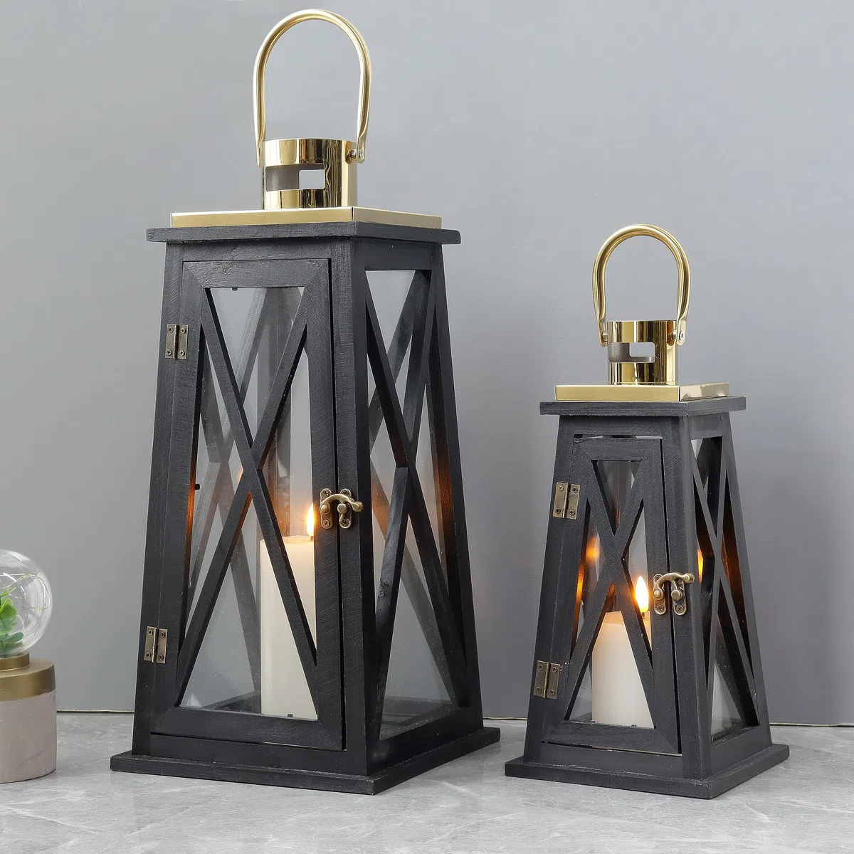 TRIROCKS Set di 2 Lanterne in Legno Stile Rustico 55 cm & 40 cm Alte, Portacandele Decorativi con Vetro Temperato per Decorazioni Casa, Natale, Matrimonio, Esterni (Trapezoidale Nera)
