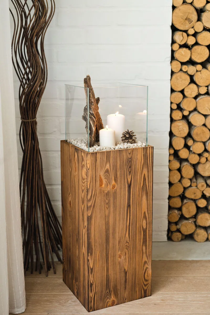 Colonna portacandela in legno e vetro, lanterna decorativa da pavimento, portacandela design per soggiorno, balcone e terrazza, finitura noce, altezza 80 cm