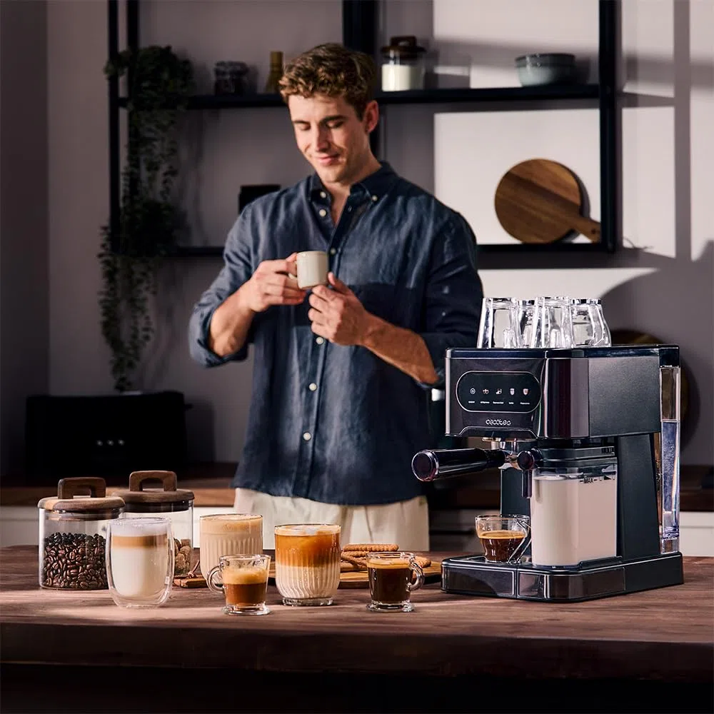 Cecotec Macchina Caffè Espresso Power Espresso 20 ColdBrew Latte+. 1350W, 20Bar, ColdBrew, Schermo Touch Color, Serbatoio Acqua 1.5L, 500ml Latte, Acciaio Scuro, Scaldatazze, Doppio Braccio