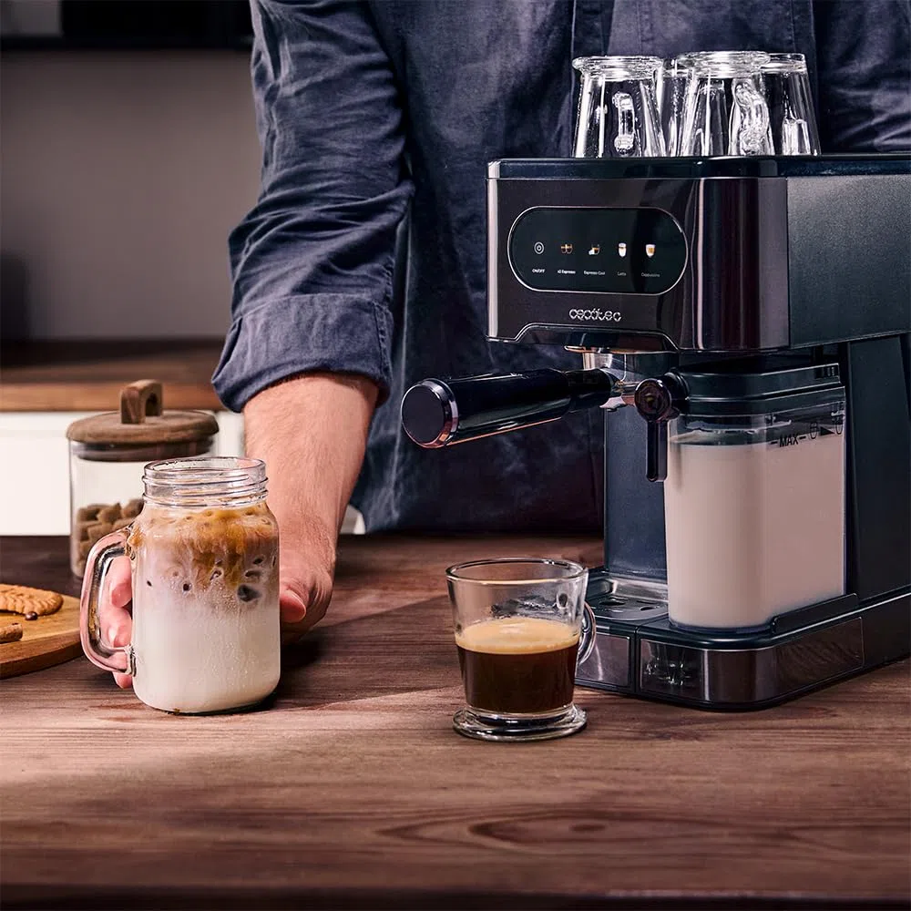 Cecotec Macchina Caffè Espresso Power Espresso 20 ColdBrew Latte+. 1350W, 20Bar, ColdBrew, Schermo Touch Color, Serbatoio Acqua 1.5L, 500ml Latte, Acciaio Scuro, Scaldatazze, Doppio Braccio