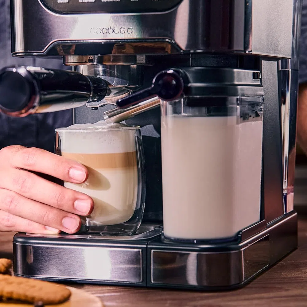 Cecotec Macchina Caffè Espresso Power Espresso 20 ColdBrew Latte+. 1350W, 20Bar, ColdBrew, Schermo Touch Color, Serbatoio Acqua 1.5L, 500ml Latte, Acciaio Scuro, Scaldatazze, Doppio Braccio
