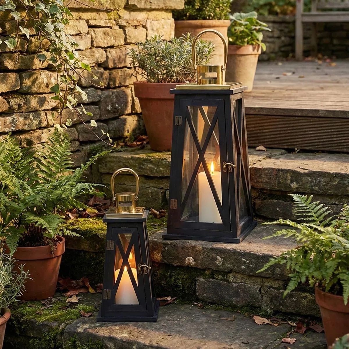 TRIROCKS Set di 2 Lanterne in Legno Stile Rustico 55 cm & 40 cm Alte, Portacandele Decorativi con Vetro Temperato per Decorazioni Casa, Natale, Matrimonio, Esterni (Trapezoidale Nera)