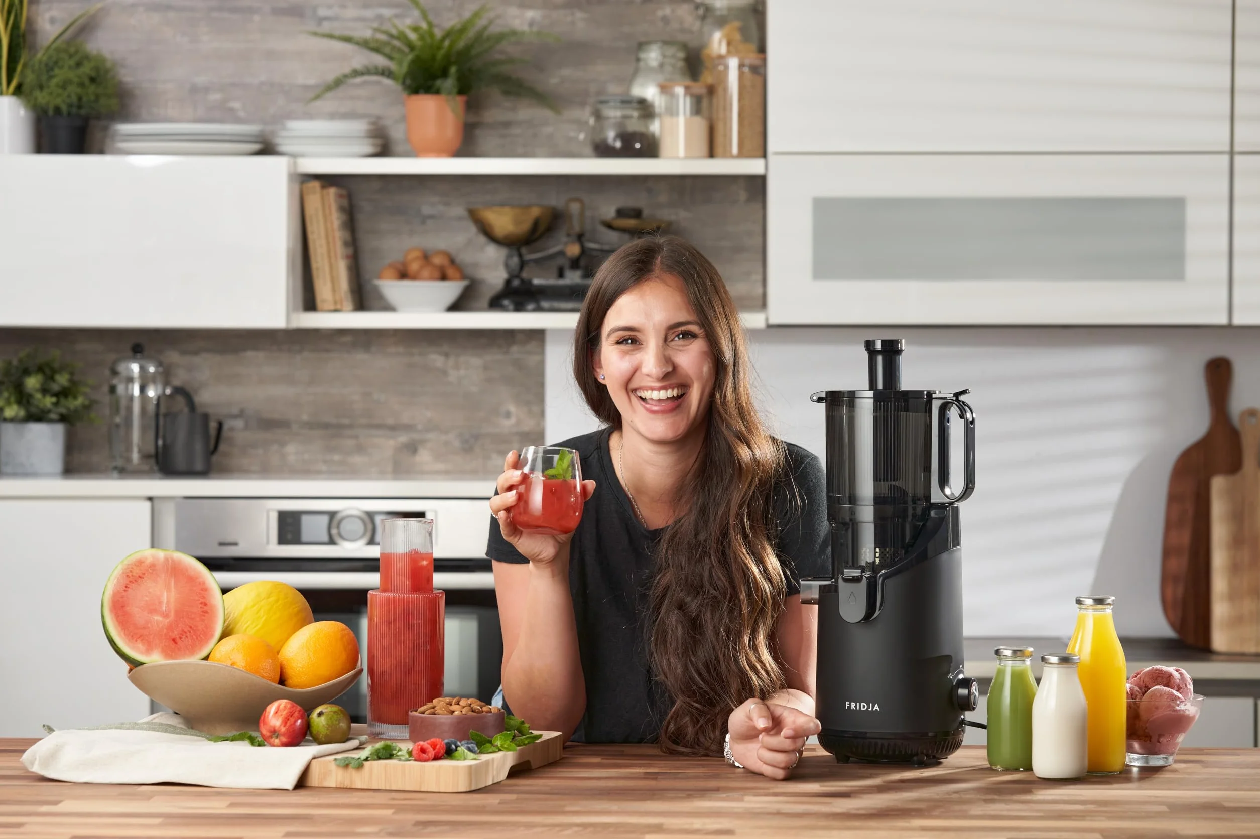 Fridja f2500 Estrattore di Succo ad Alimentazione Automatica | Bocca di Carico 135mm Frutta Intera | Estrattore a Freddo 250W | Alta Resa | Facile da Pulire | Senza BPA | Nero Opaco