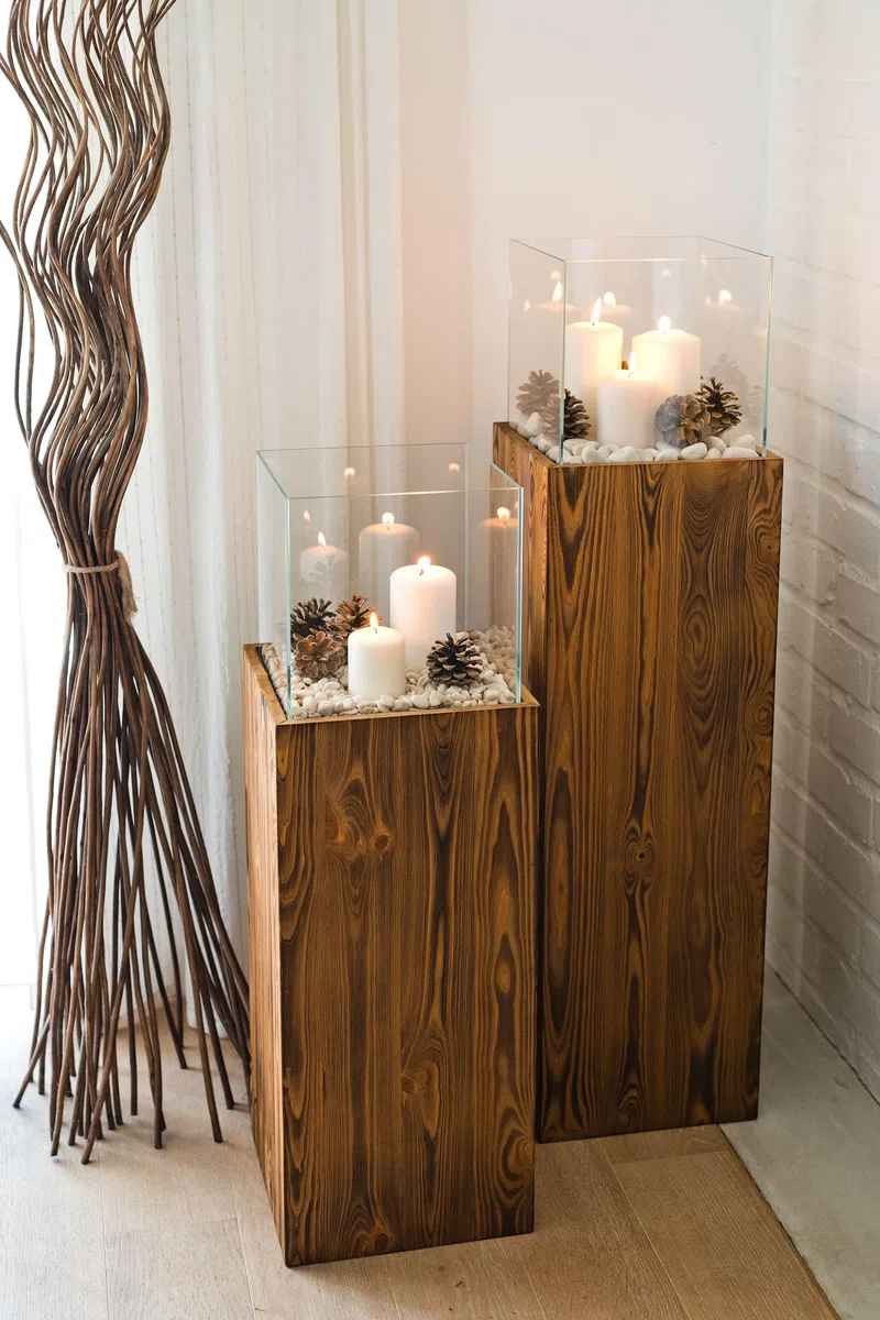 Colonna portacandela in legno e vetro, lanterna decorativa da pavimento, portacandela design per soggiorno, balcone e terrazza, finitura noce, altezza 80 cm