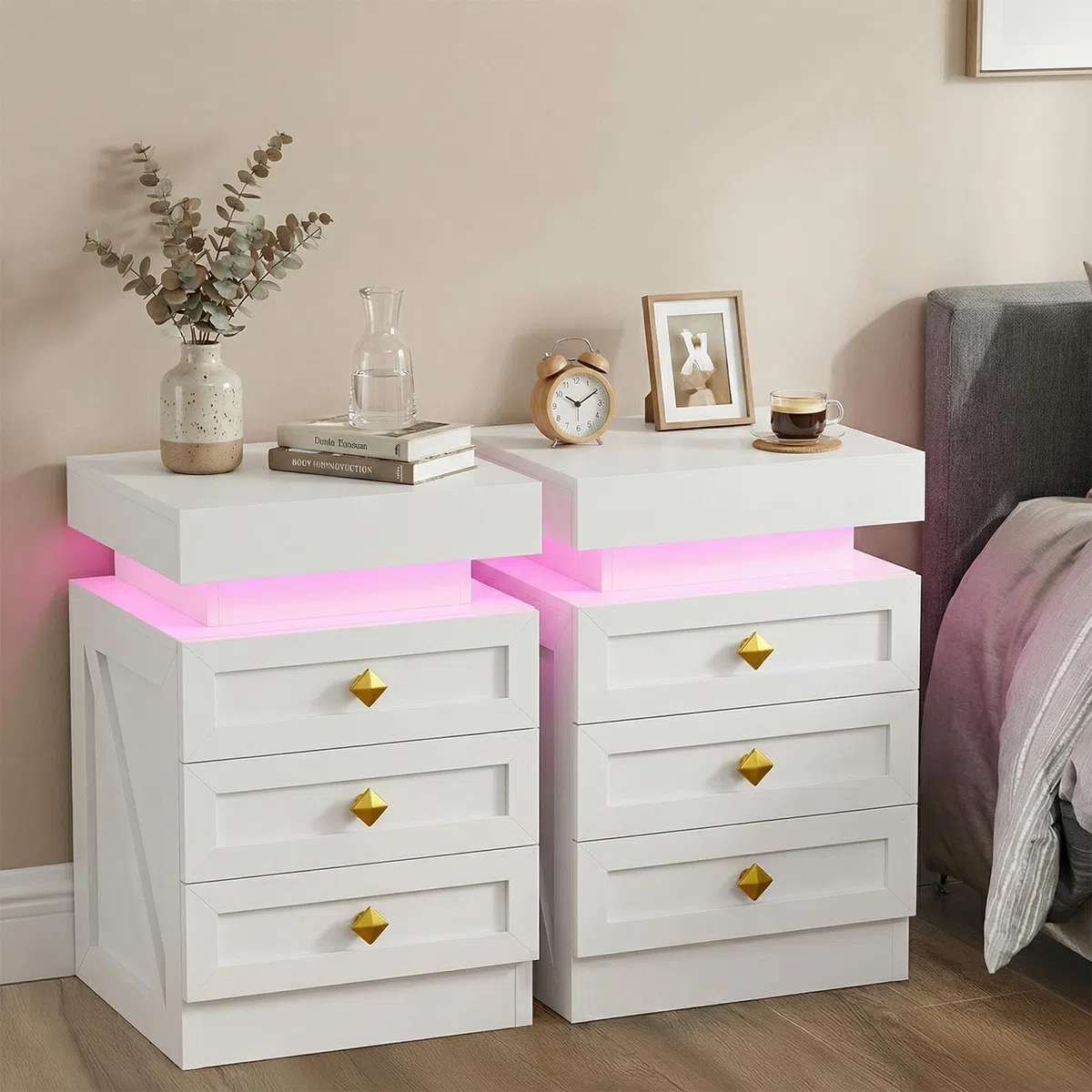 Comodino Camera da Letto con Presa Elettrica, 2 AC 2 USB Comodini Moderni con Luce LED RGB, Comodino in Legno 3 Cassetti e Couvercle Coulissant, Soggiorno Studio, Bianco 35cm Larghezza